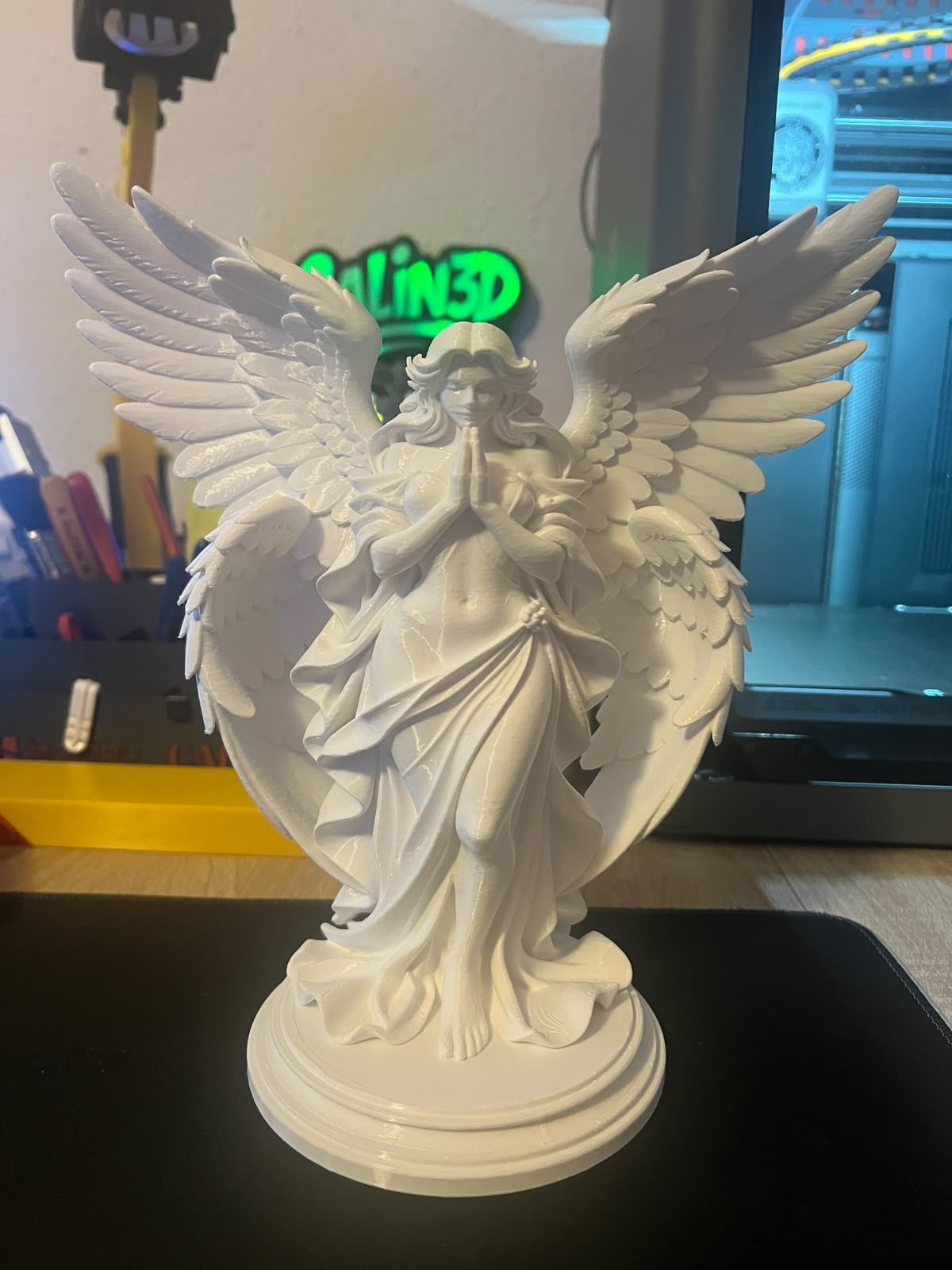 Statueta alba de inger cu aripi