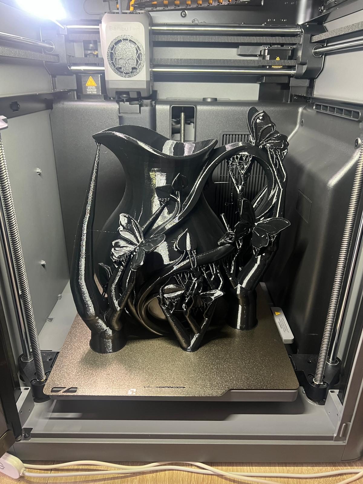 Obiect decorativ negru imprimat 3D în imprimantă