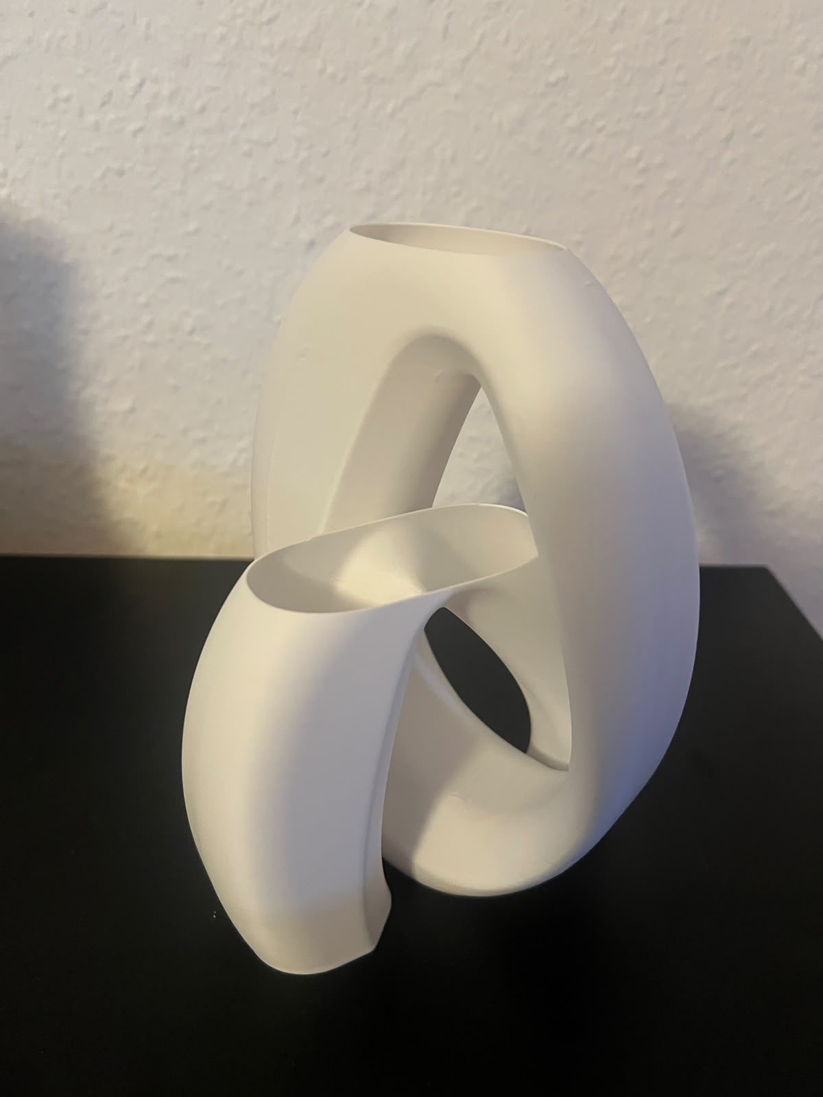 Vaza sculpturala alba imprimat 3D
